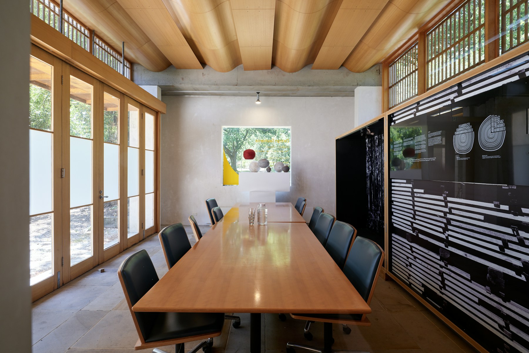 Sala de reuniones revestida en madera